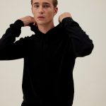 pull noir capuche homme
