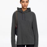 sweat gris foncé